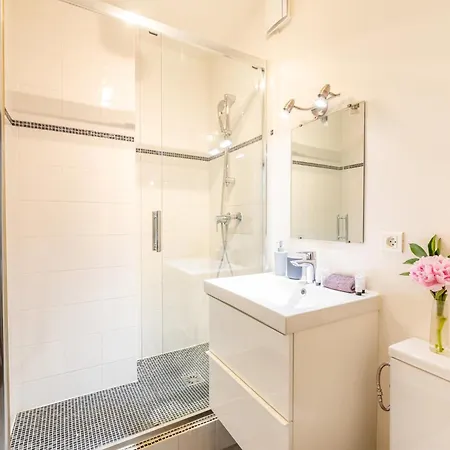 Apartment Bergere Paris